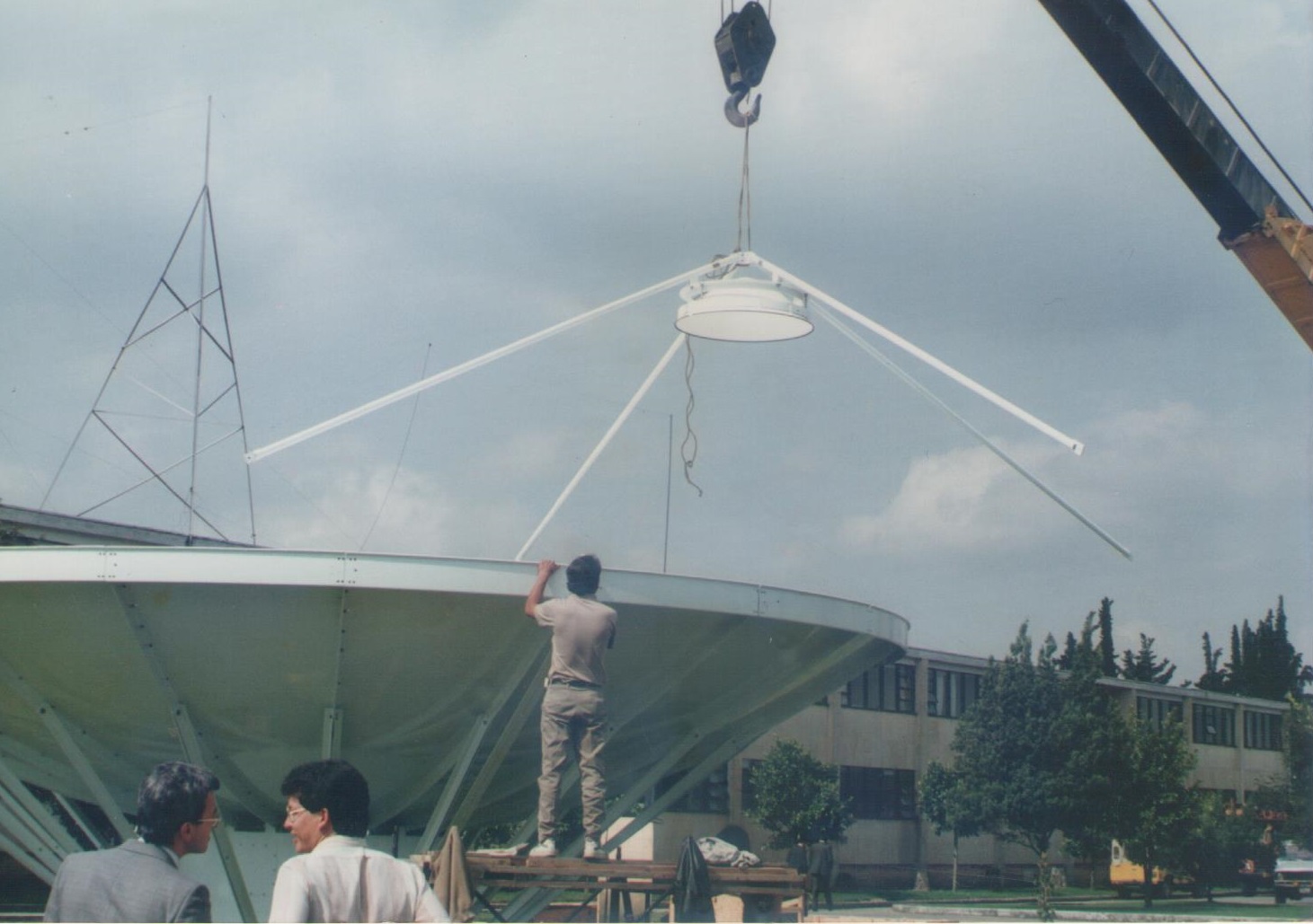 Instalación de la antena satelital receptora en Bogotá, en la sede del SGC (1992)