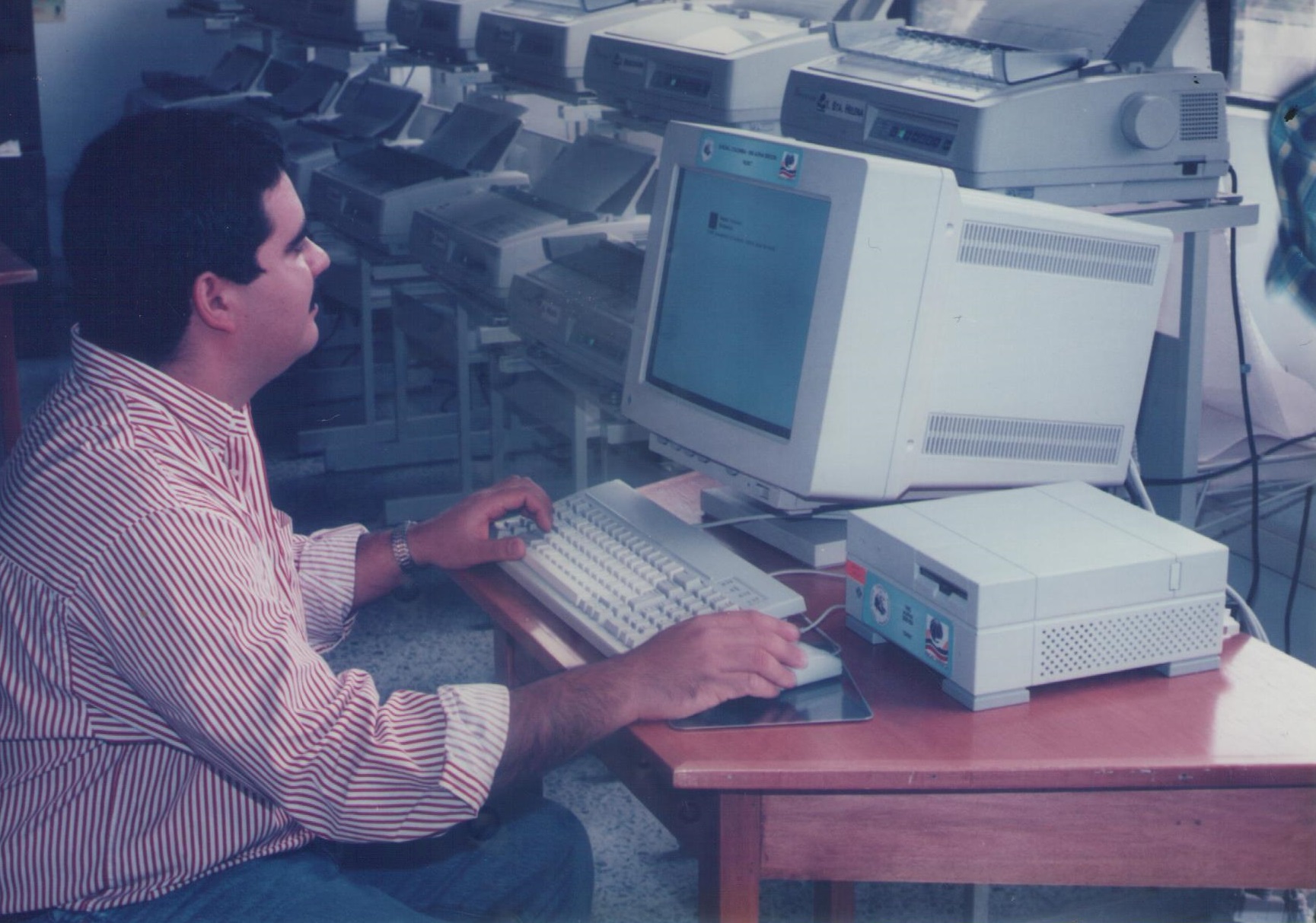 Sismólogo realizando el procesamiento de rutina en 1993