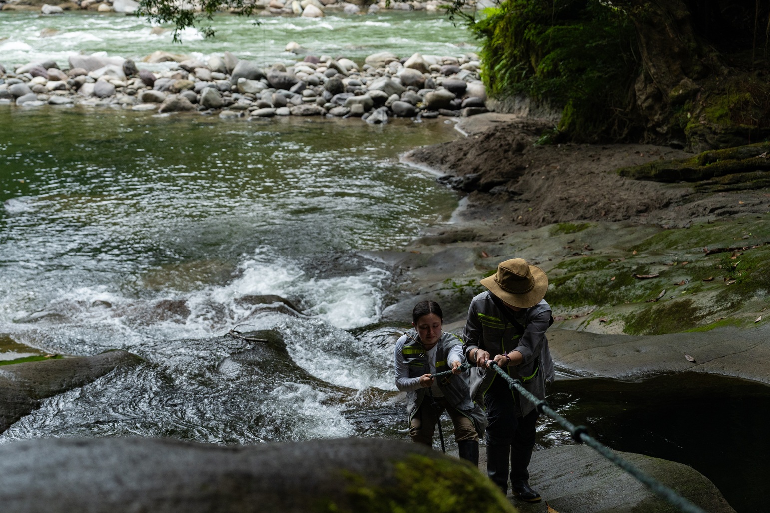 Toma de muestras para estudios isotópicos en la cuenca del río Mocoa en marzo de 2026. 