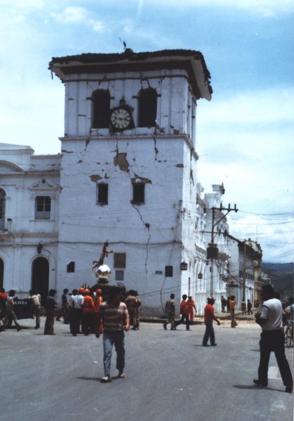 Torre del Reloj agrietada tras el terremoto.