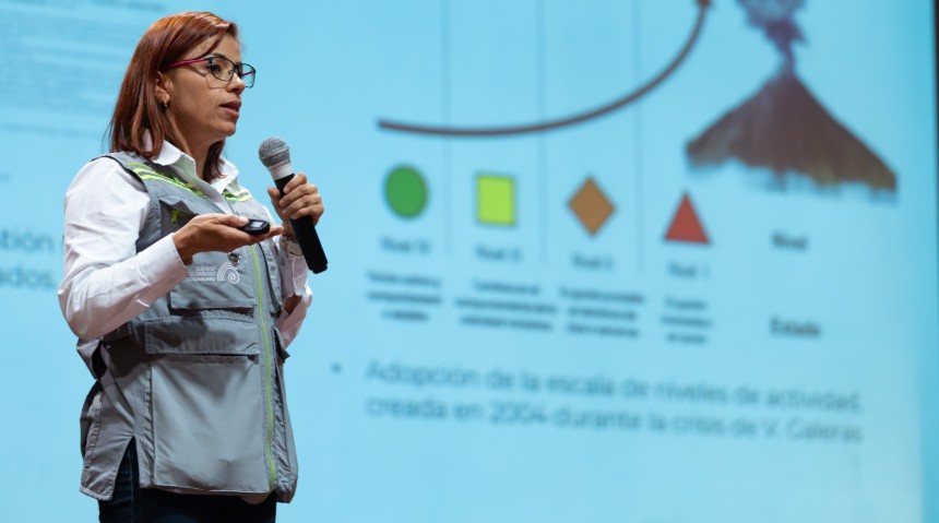 coordinadora del Observatorio Vulcanológico y Sismológico de Manizales (OVSMA), Lina Marcela Castaño, llevó a cabo la ponencia t