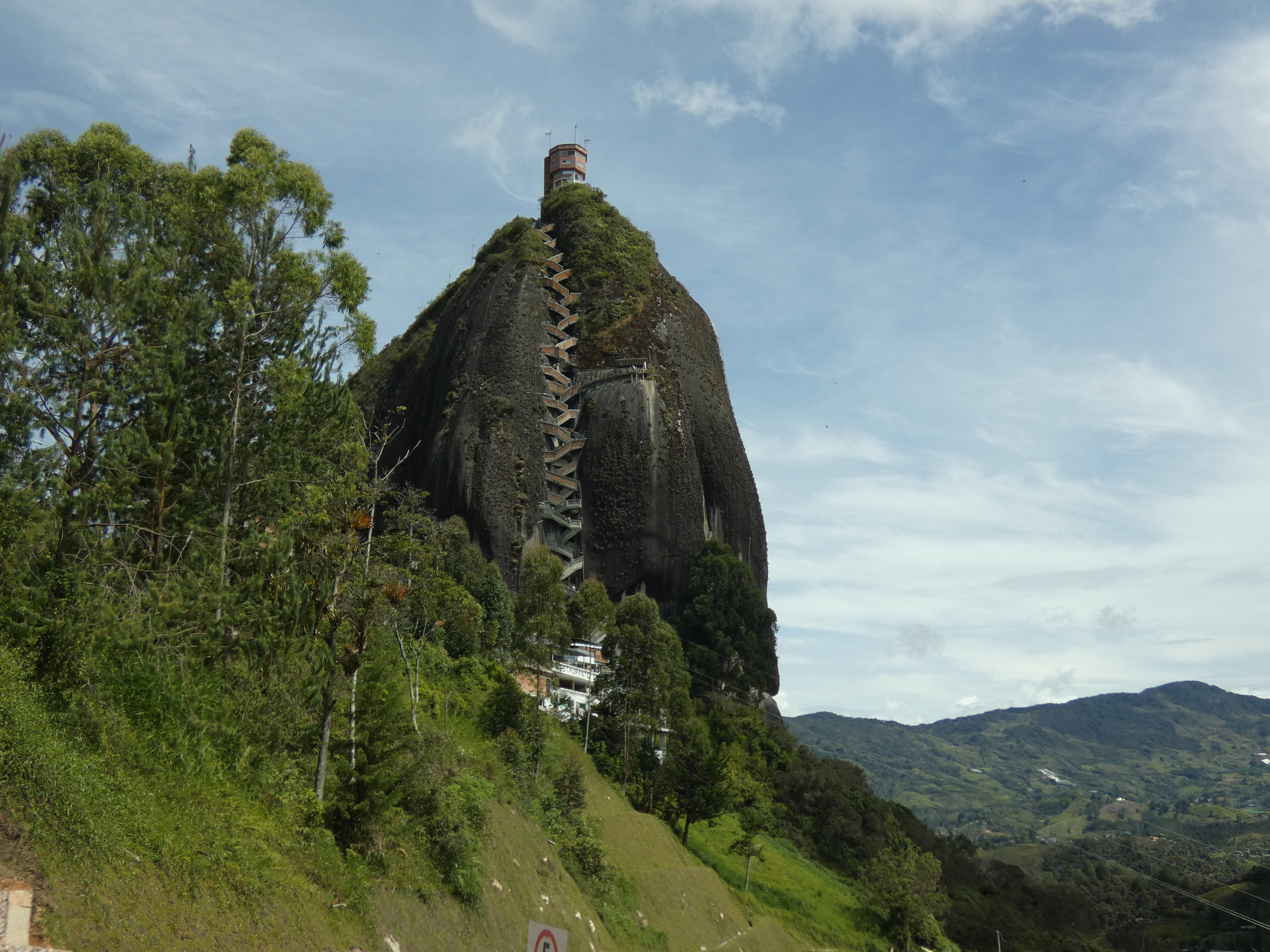 Piedra del Peñol, ejemplo de la geodiversidad que caracteriza a Colombia.