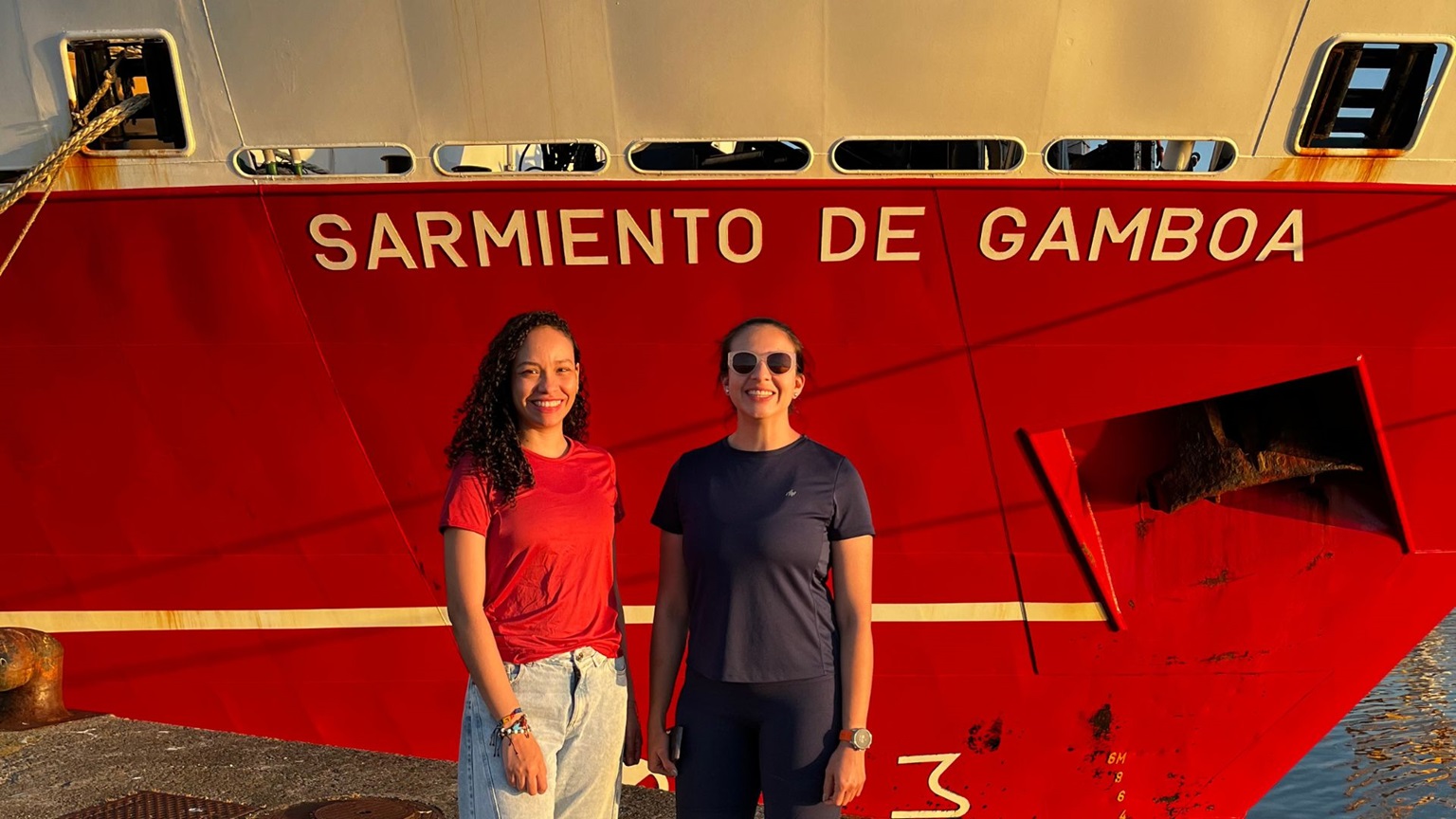 Angie Palacín y Gina Rincón, investigadoras del SGC, antes de zarpar en el buque Sarmiento de Gamboa hacia la expedición.