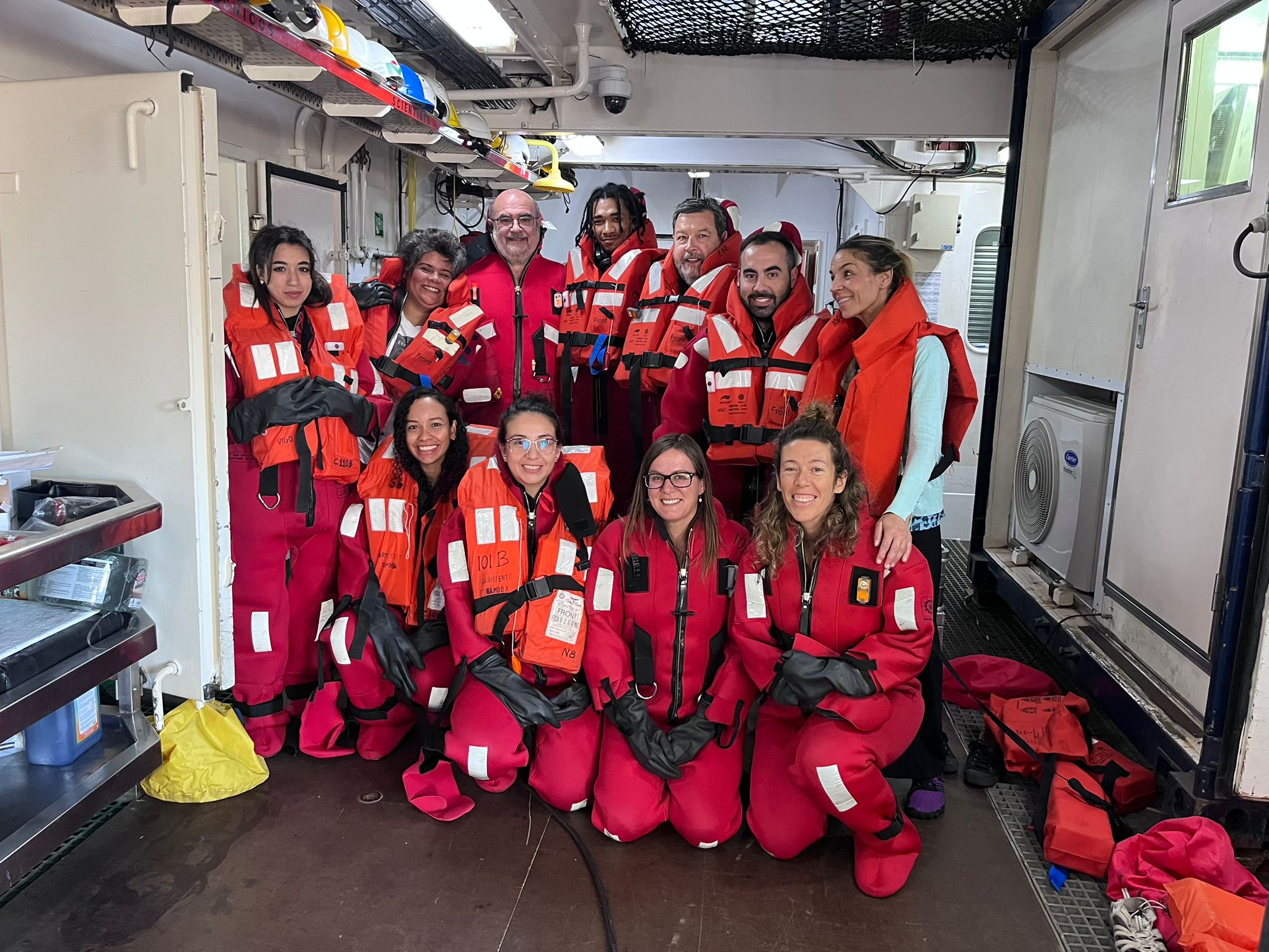 De izq. a der., en la línea frontal del grupo, Gina Rincón y Angie Palacín junto al equipo científico de la expedición MAUEC-2.