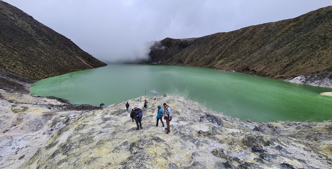 expertos y expertas del SGC estudiando los recursos geotérmicos del país en la Laguna Verde del volcán Azufral (Nariño) / Jesús 