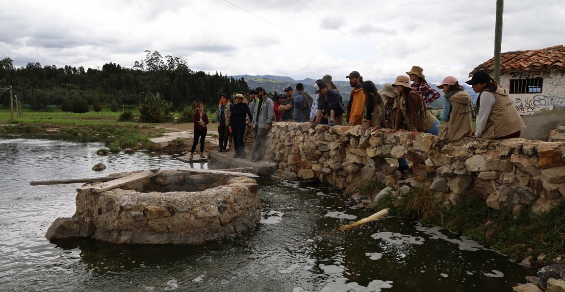 Foto: geólogos del Grupo de Investigación Geotérmica del Servicio Geológico Colombiano, durante recorrido por el sistema geotérm