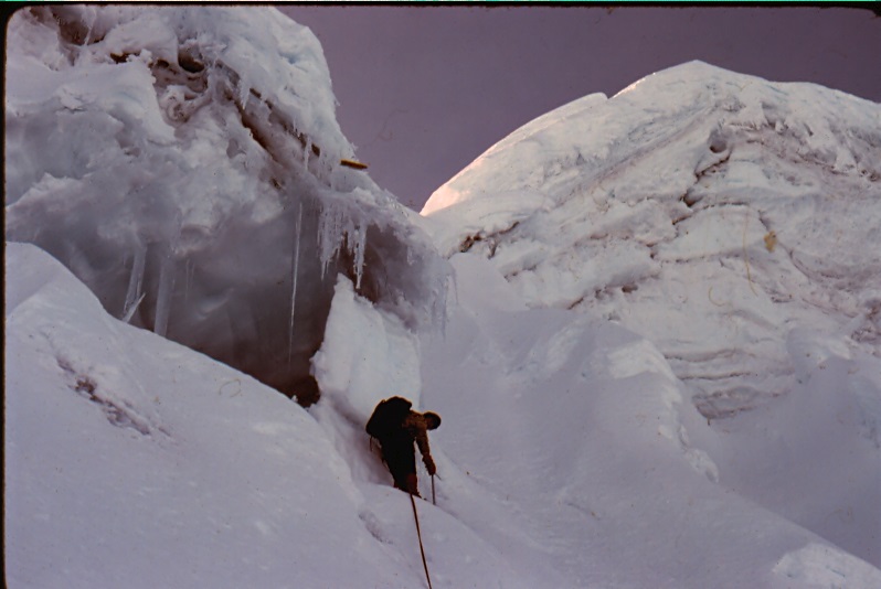 Escalada de la pared norte del Ritacuba Negro antes de llegar a la cumbre. Antoine Fabre, 30 de diciembre de 1980. 
