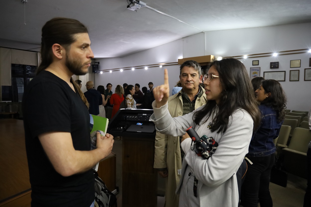 Paleontólogo Javier Luque, respondiendo a las preguntas de los asistentes.