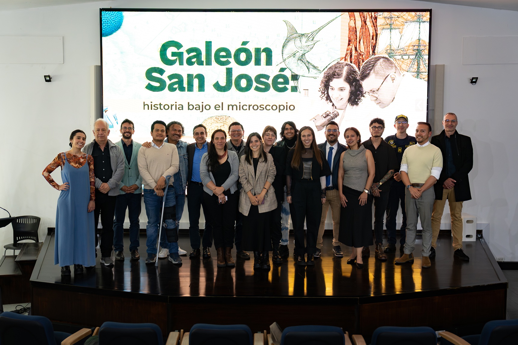 quipo que participó en la producción del documental ‘Galeón San José: historia bajo el microscopio’ durante el evento de estreno