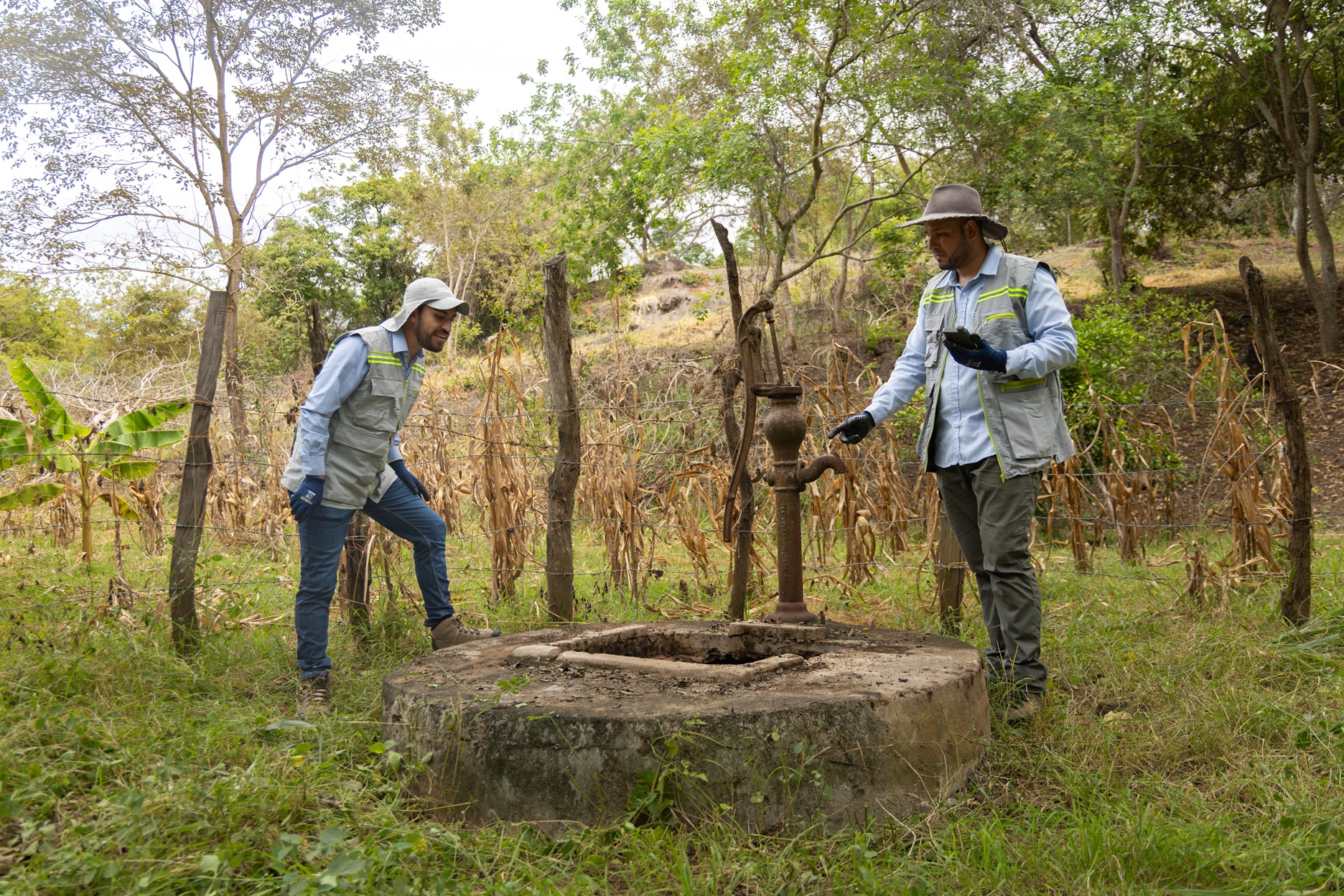 Expertos del SGC realizando muestreos en pozos para investigaciones de aguas subterráneas.