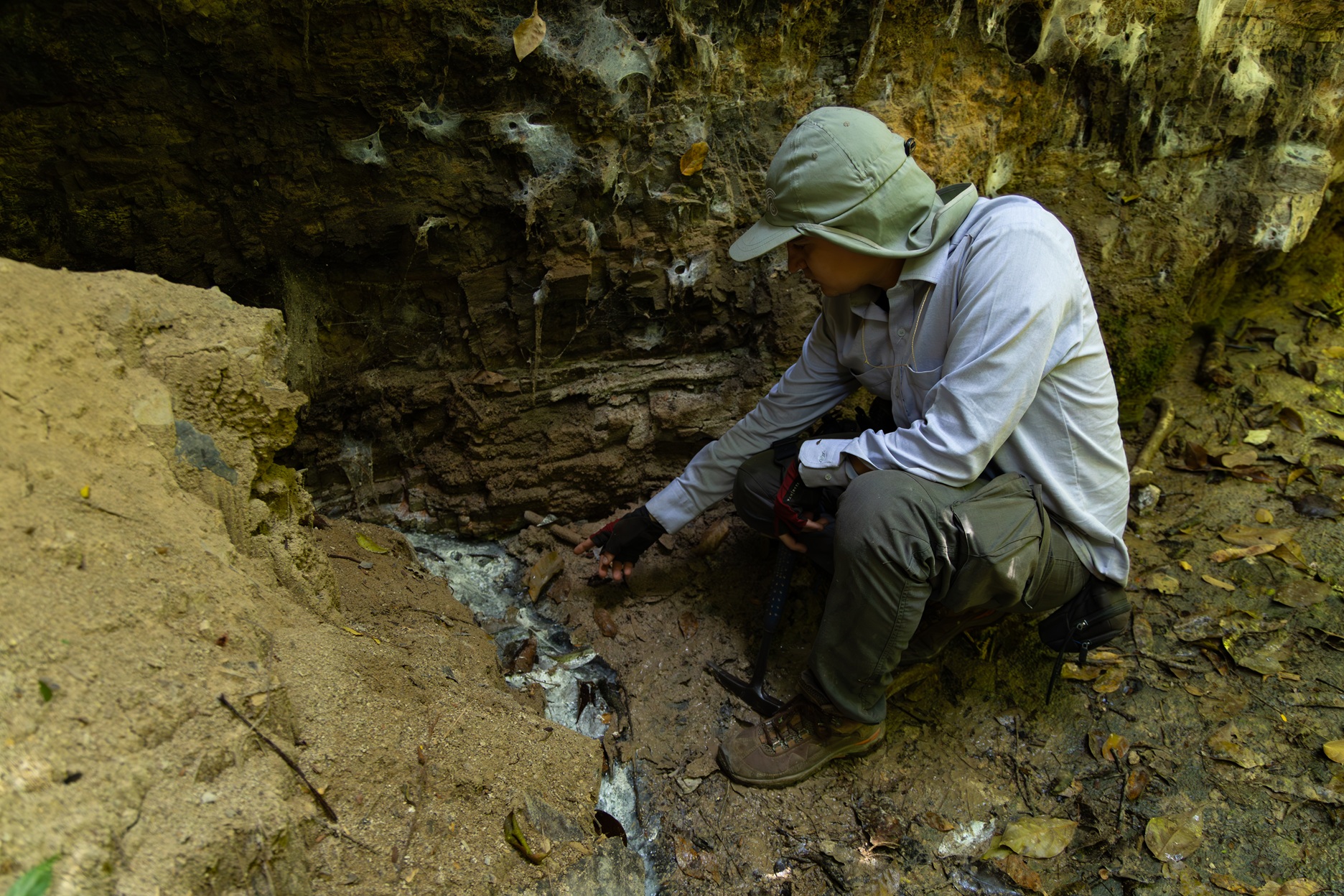 Toma de muestras hidrogeoquímicas para el análisis e investigación de aguas subterráneas. 