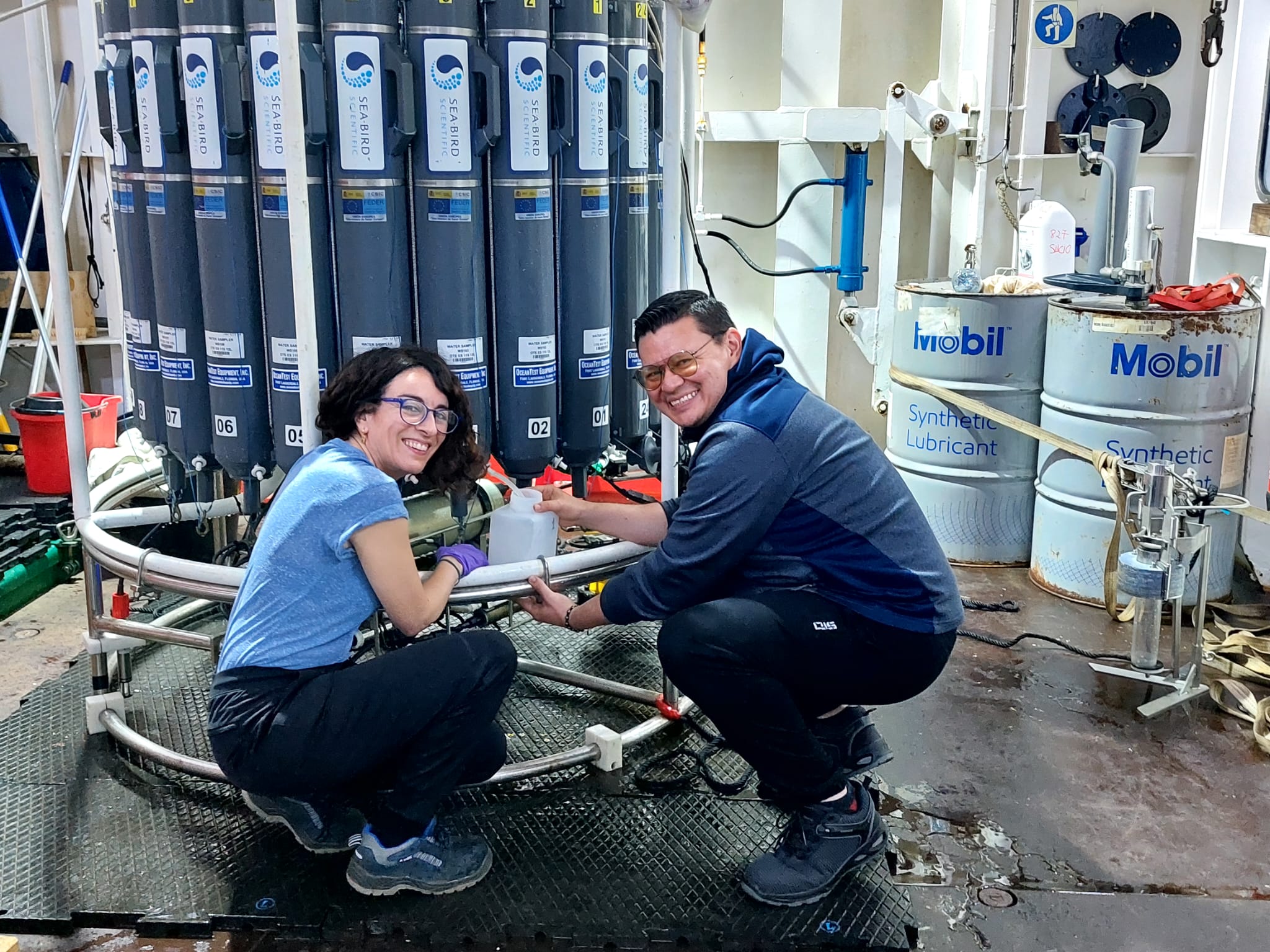 Edward Salazar acompañado de su colega Ester Santofimia. En la imagen están recogiendo muestras de agua recolectadas.