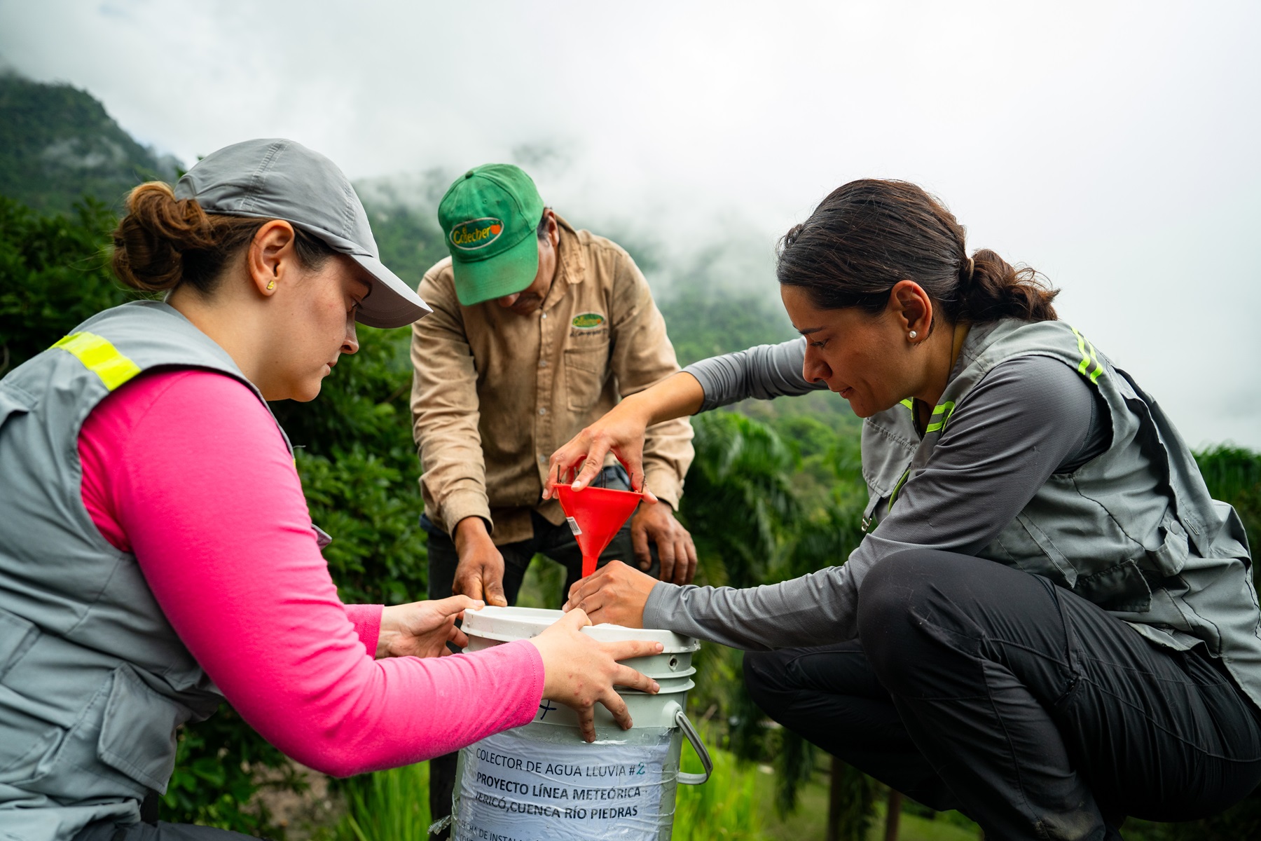 Instalación de colector de agua para estudios isotópicos realizados por la Dirección de Asuntos Nucleares del SGC.