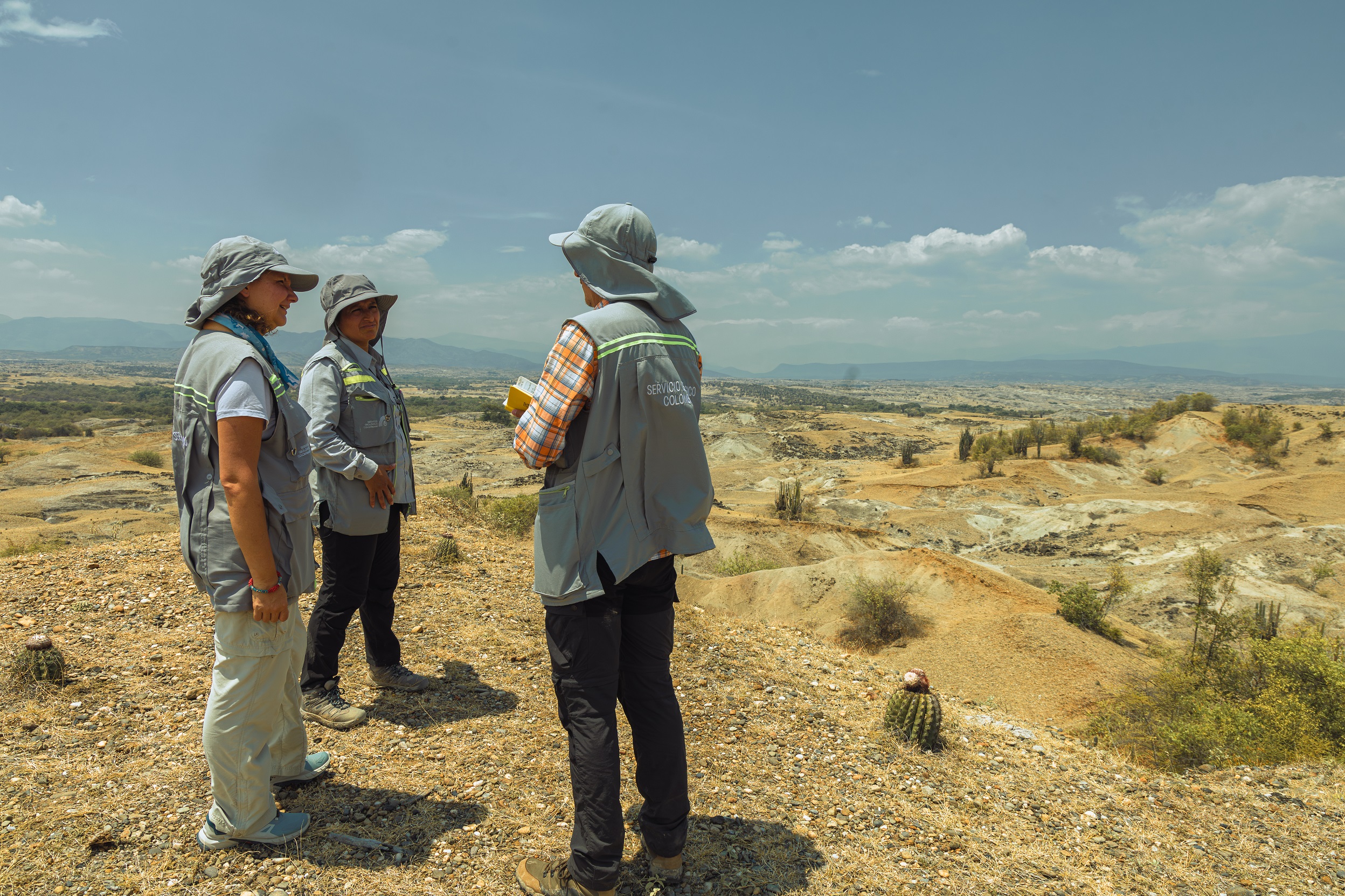 Foto 4: expertos del SGC durante una vista de campo a La Venta. - Marcela Han.