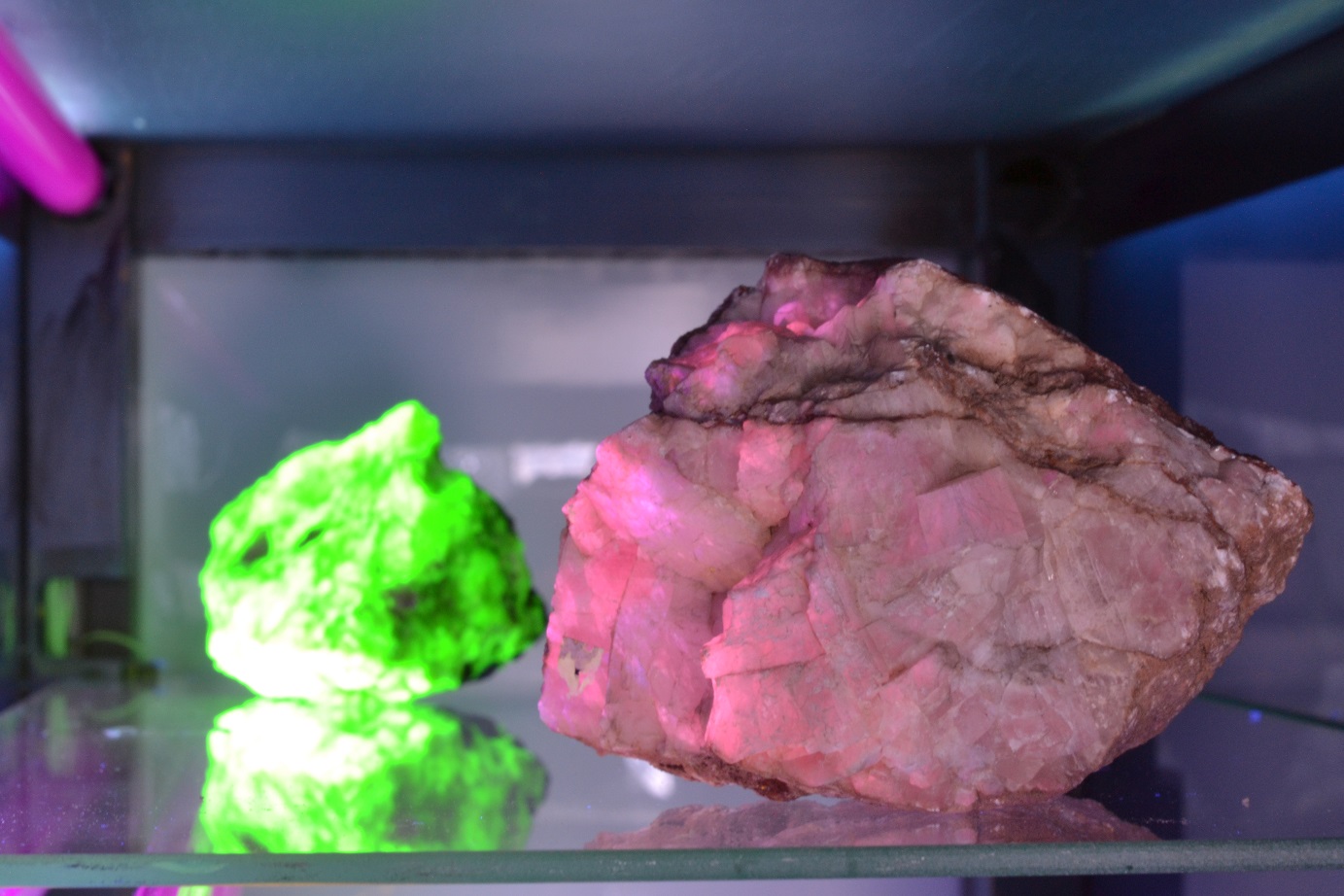 La calcita puede presentar fluorescencia en muchos colores, por ejemplo, rojo, rosa y naranja. 