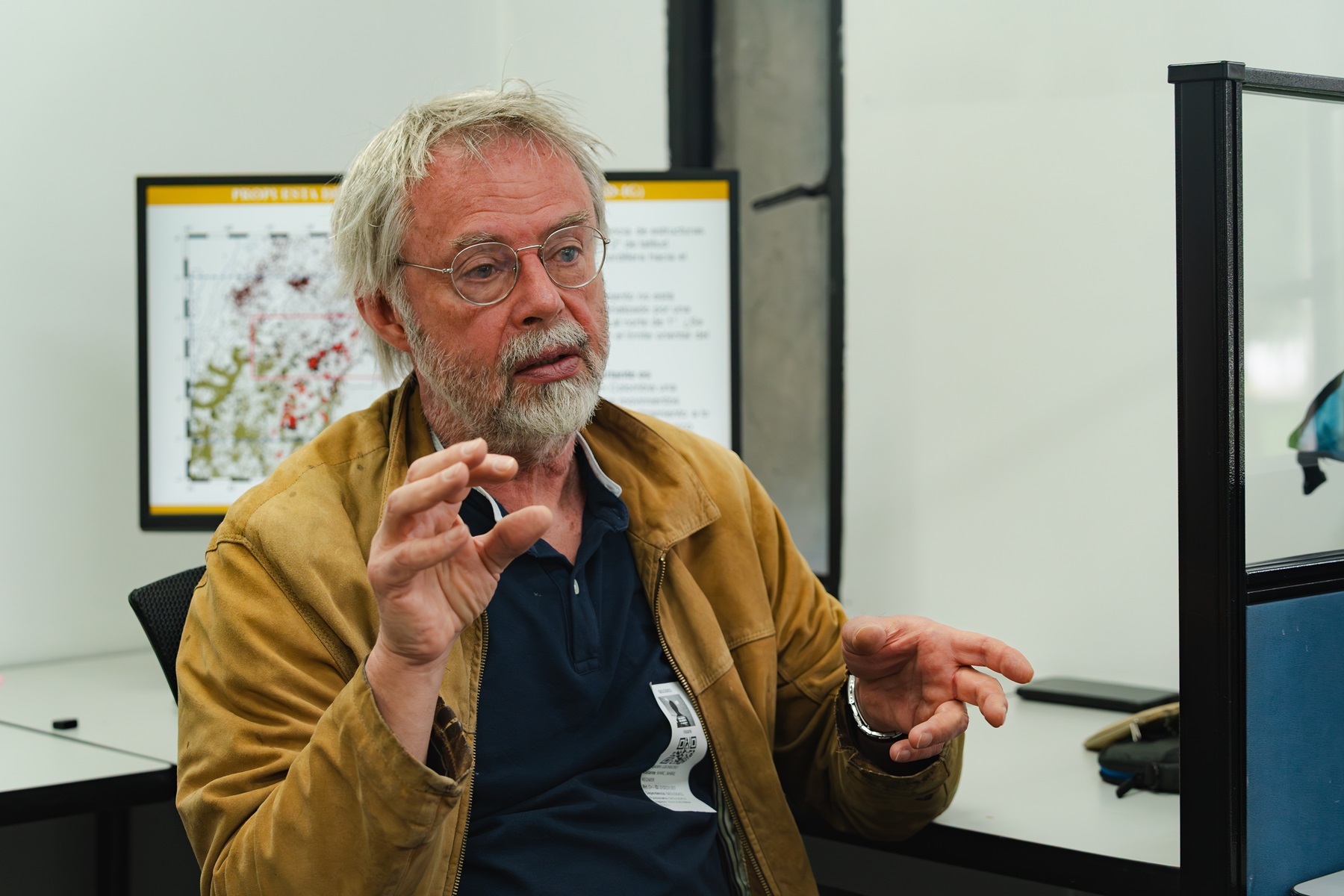 Indira Molina, sismóloga de la RSNC del SGC, junto a Marc Regnier, investigador del Institut de Recherche pour le Développement