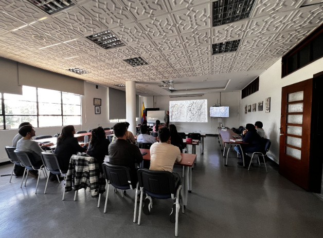 Marc Regnier presenta el resultado de las investigaciones sismológicas del Ecuador.