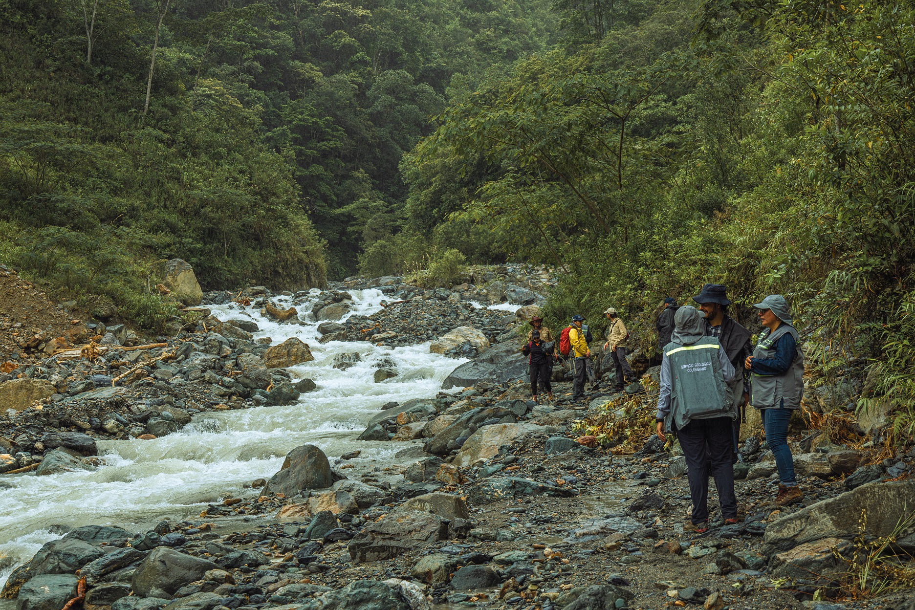 Geocientíficos del SGC realizan recorrido por la subcuenca de Quebrada Blanca