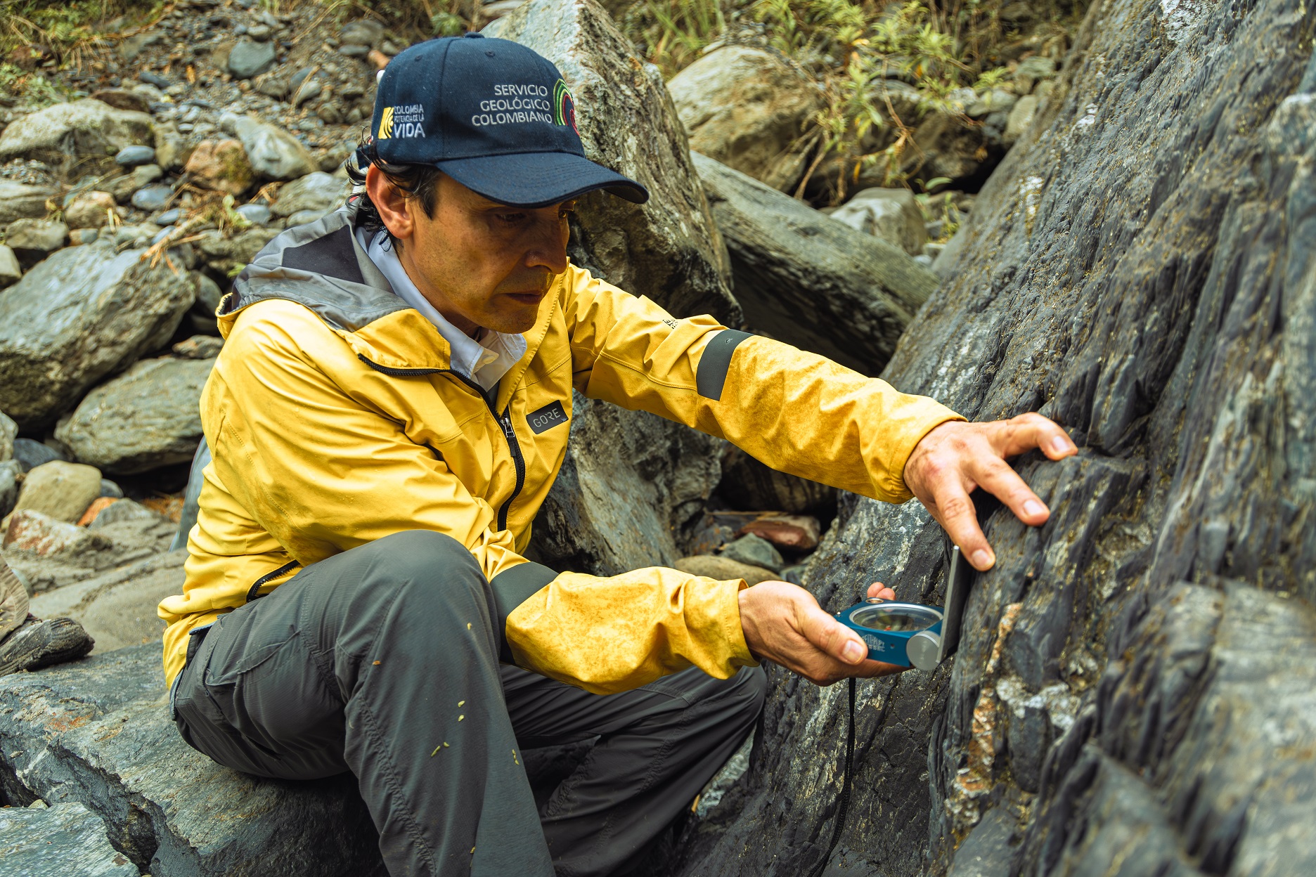 Julio Fierro Morales, director general del SGC, registrando datos en la subcuenca de Quebrada Blanca.