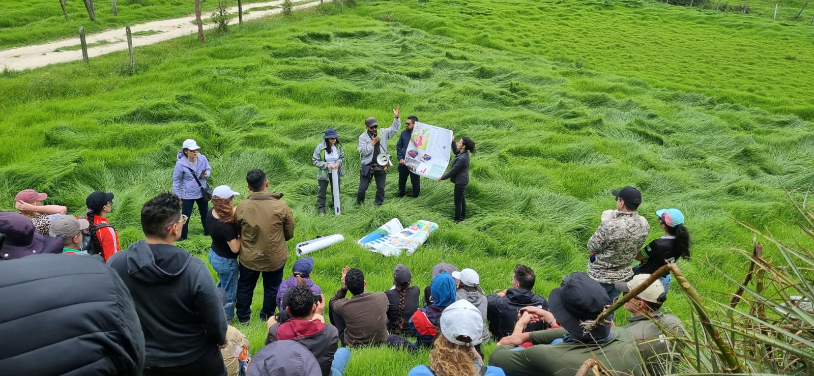 Foto Salida de campo al sistema geotérmico de Paipa, liderado por el SGC.