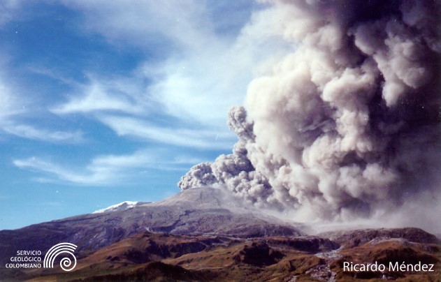 Erupción volcán Nevado del Ruiz el 1 de septiembre de 1989 (Fotografía Ricardo Arturo Méndez Fajury)