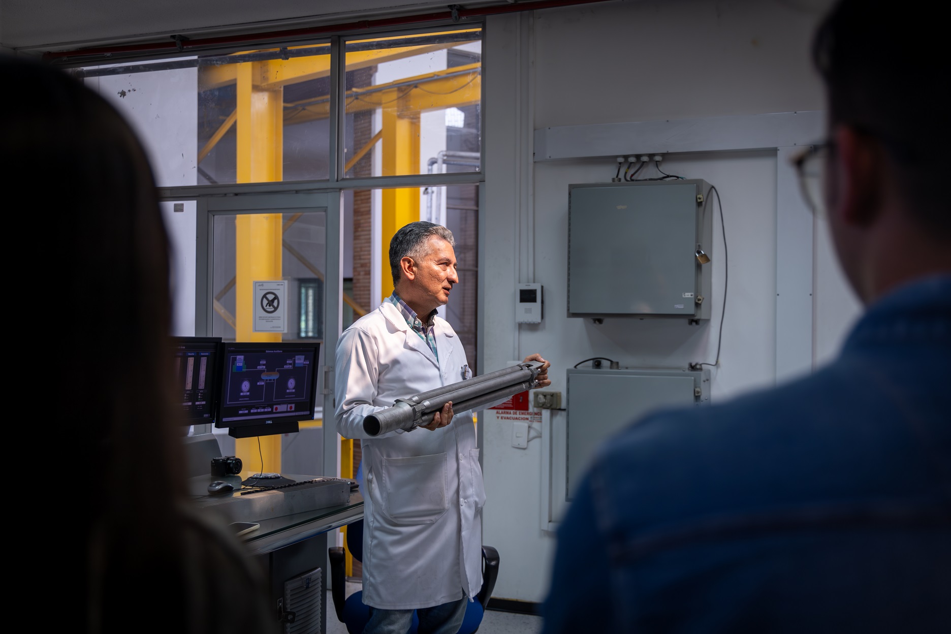 Jaime Sandoval Lagos, supervisor del reactor nuclear, explica a los visitantes cómo funciona la instalación.