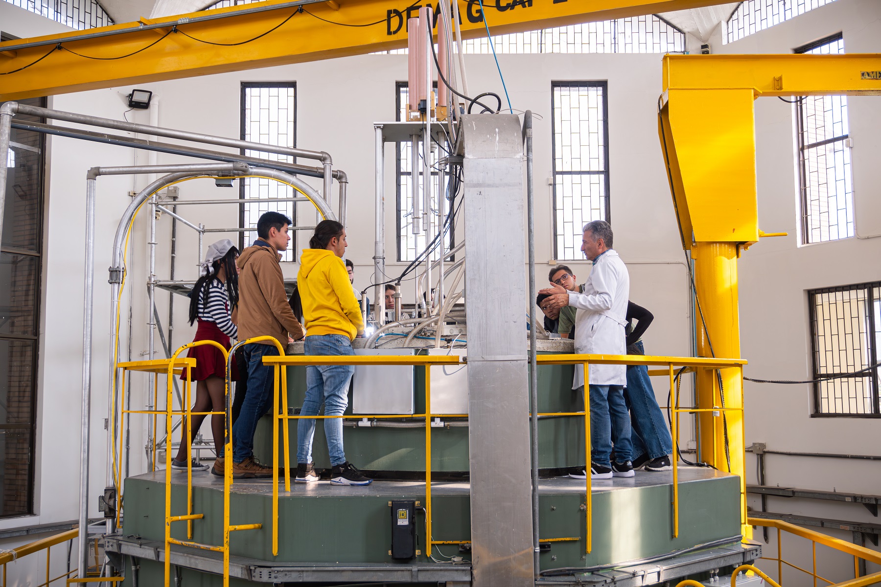 Visitantes en la parte alta del reactor nuclear durante el recorrido.