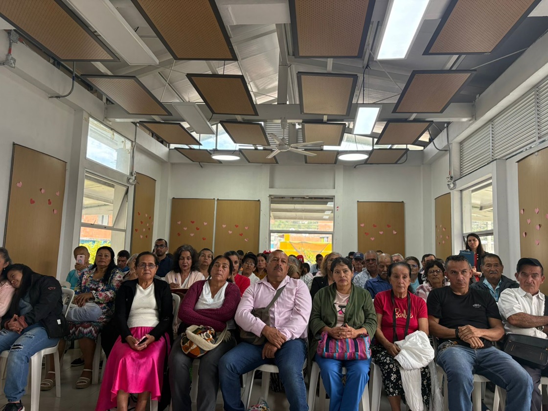 La comunidad de Cajamarca atiende la explicación técnica del SGC en audiencia pública.