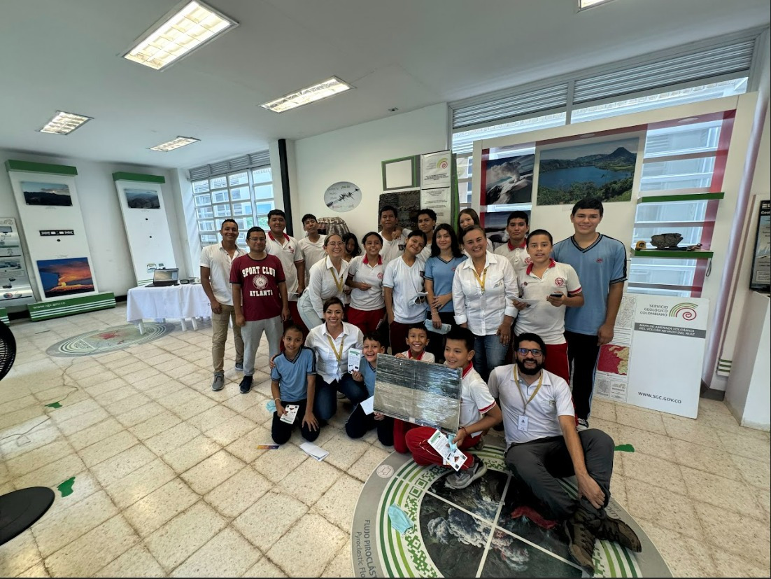 Personal del OVSMA durante jornada educativa “Misión Volcán Nevado del Ruiz”, realizada con la UNGRD