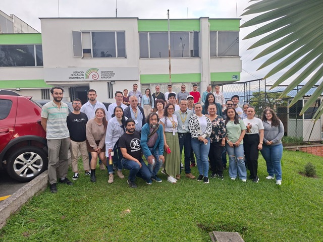 Parte del equipo OVSMA compartiendo el último día de labores del funcionario Carlos Londoño, tras 39 años de servicio. 
