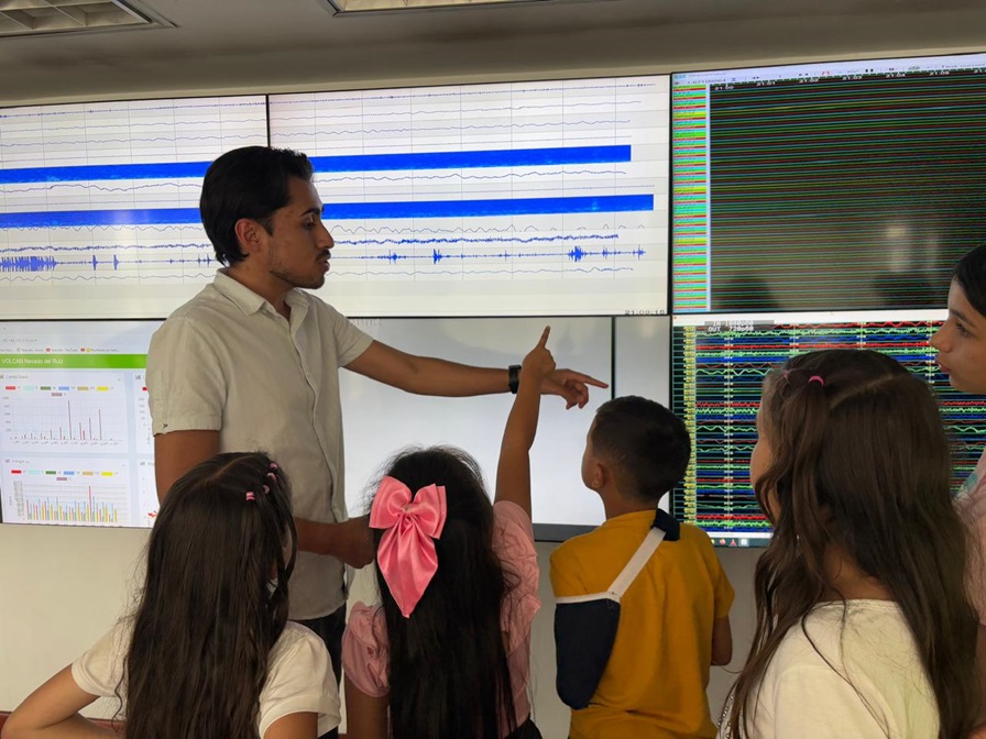 Wilford Loaiza, analista del OVSMA, atendiendo en la sala de monitoreo una de las visitas educativas