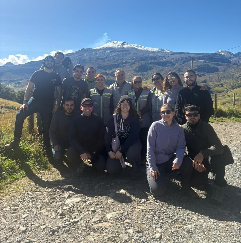Los analistas del OVSMA acompañados por Gloria Patricia Cortés y Lina Marcela Castaño