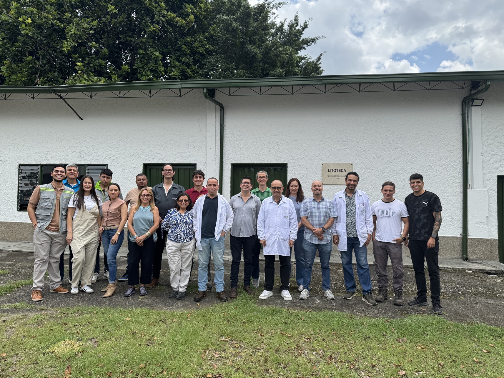 Equipo de la sede Medellín en la Litoteca José Faustino Mosquera
