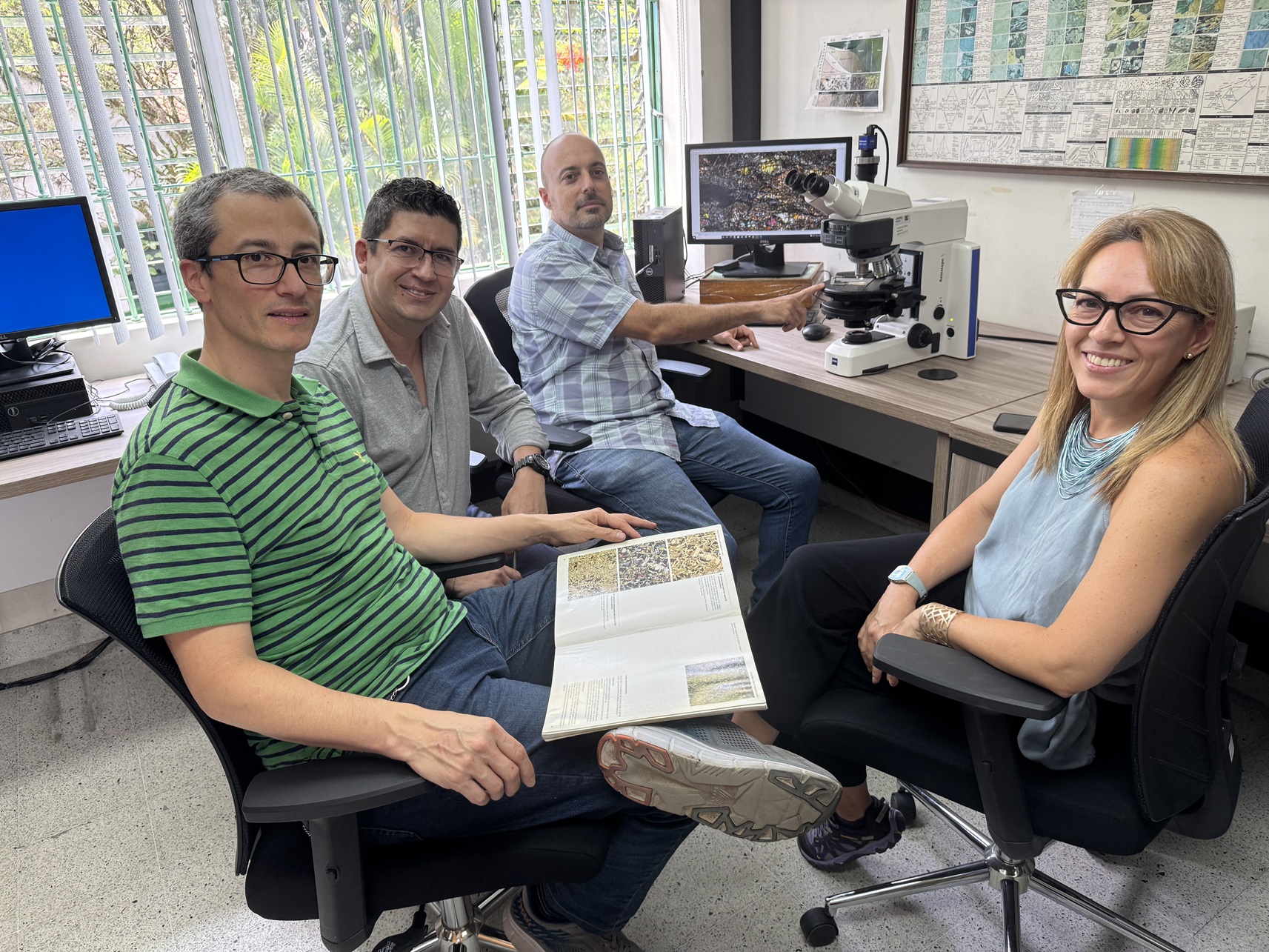 De izq. a der., los geólogos Juan Ramón Peláez, Alejandro Pinilla, Tomás Correa e Indira Zuluaga.