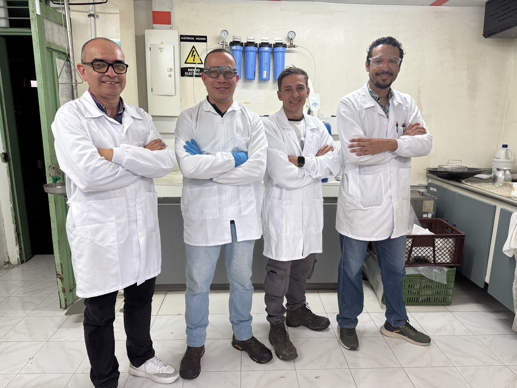 De izq. a der., John Mauro Castaño, Fredy Alonso Rodríguez, Daimer Eduardo Daza y Luis Alberto Herazo, equipo del laboratorio.