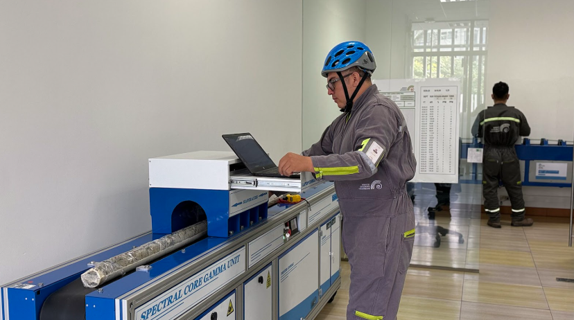 Adquisición registro core gamma espectral a núcleos de roca.