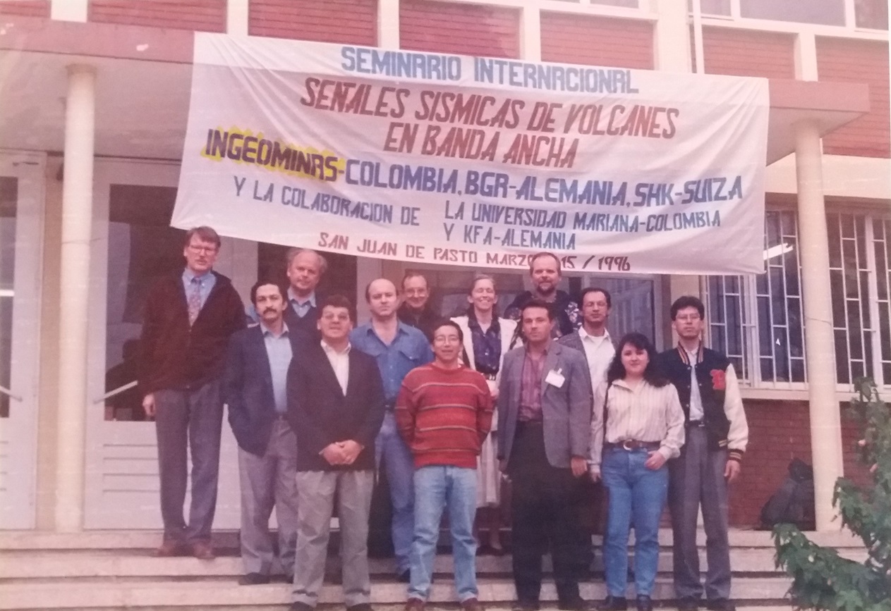Expertos de Colombia, Alemania y Suiza durante el seminario internacional sobre señales sísmicas de banda ancha en Pasto (1996).