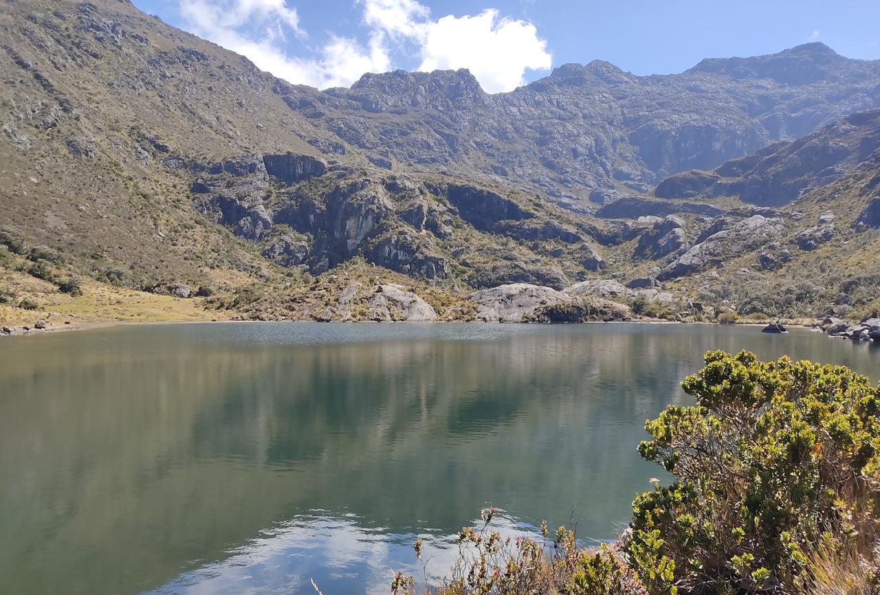 Santurbán no solo almacena agua: también conecta, filtra y sostiene los flujos subterráneos que abastecen a millones de personas