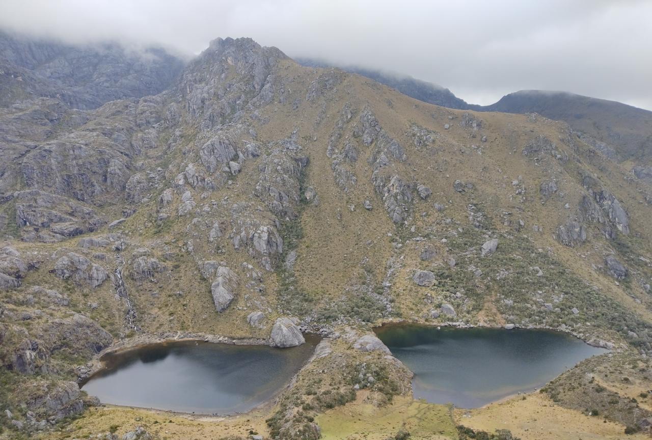 Bajo la alta montaña, el agua sigue rutas invisibles que hacen de este un ecosistema crítico para la seguridad hídrica regional.