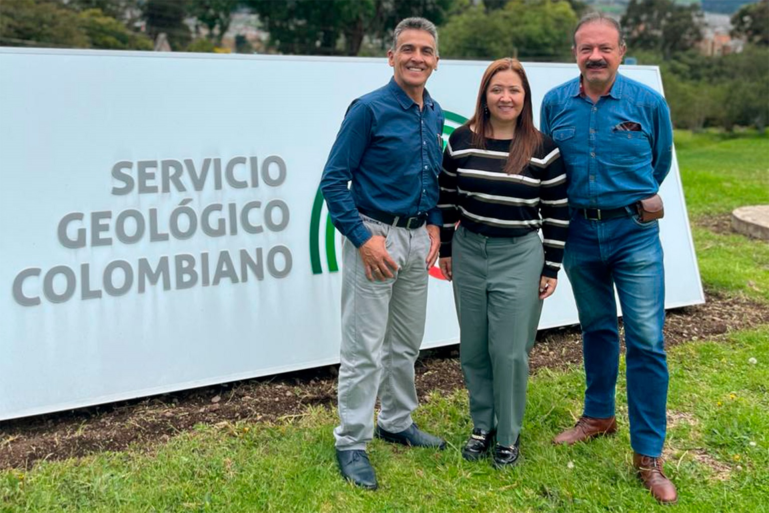 Los vulcanólogos Roberto Torres, Diego Gómez y Lourdes Narváez