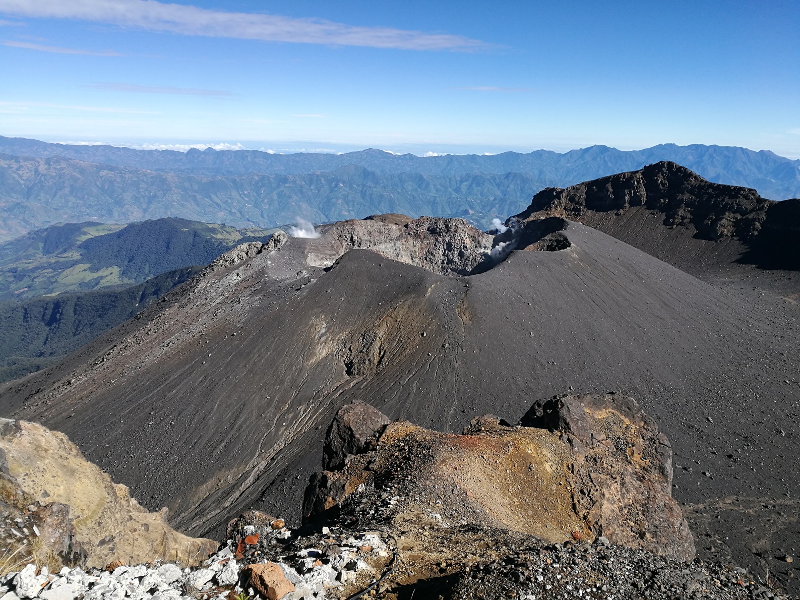 Fotografía del volcán Galeras, que representa la introducción a la noticia del estudio de este volcán presentado por el SGC