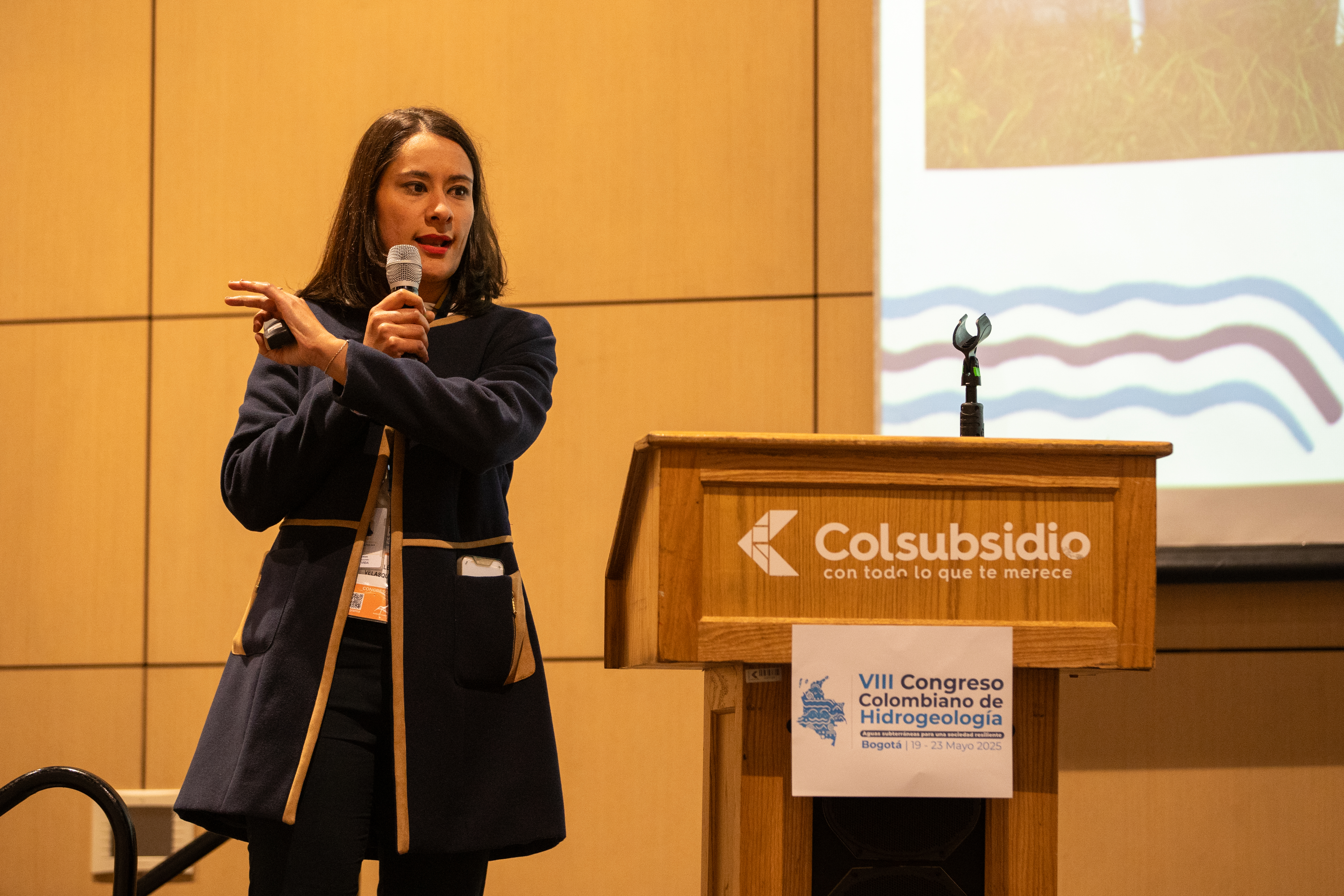Ana Milena Velásquez, responsable del laboratorio de isótopos estables en agua de la dirección de Asuntos Nucleares del SGC