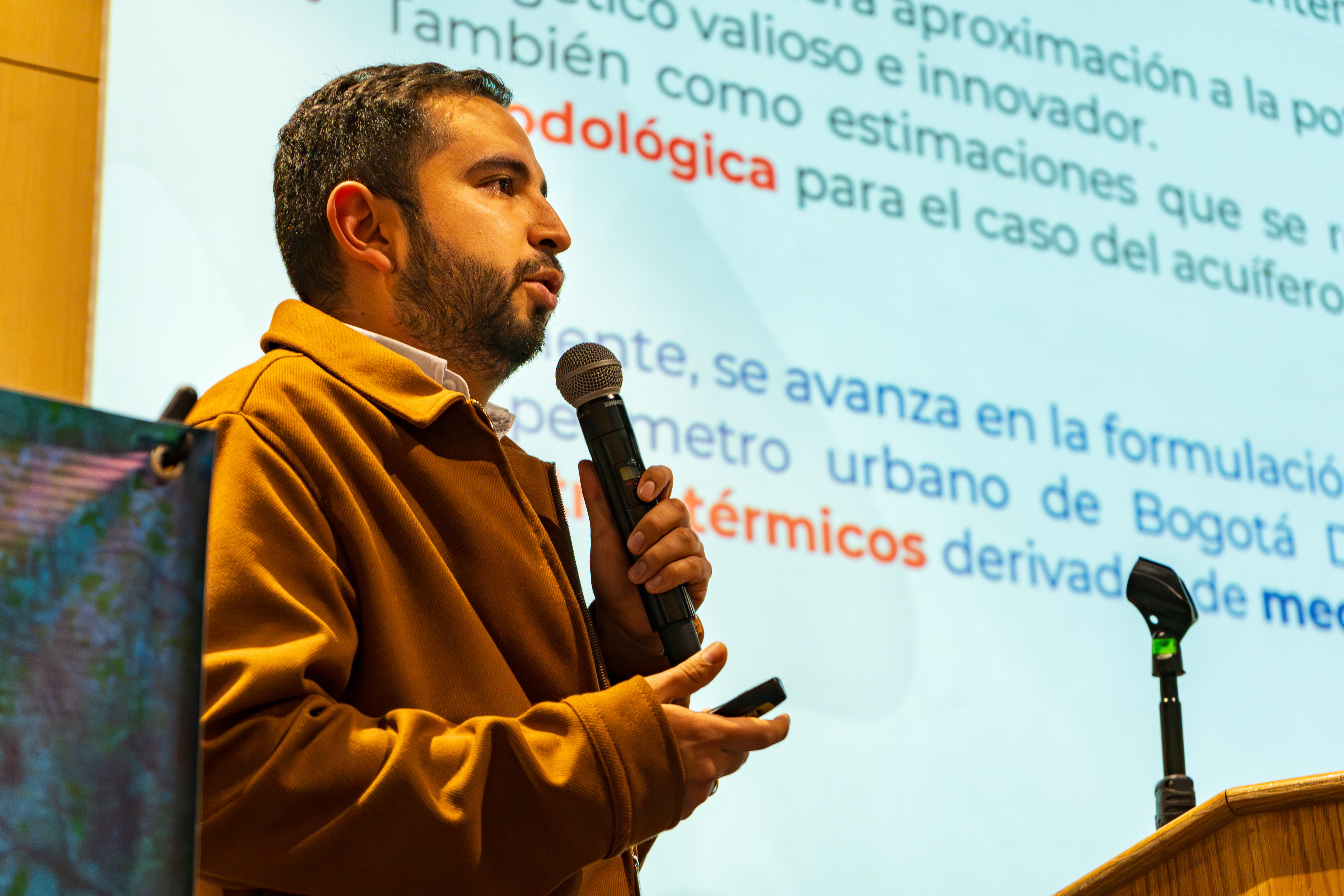 Juan Enrique Suárez compartiendo algunas ideas sobre la nueva línea de investigación en geotermia somera del SGC. 