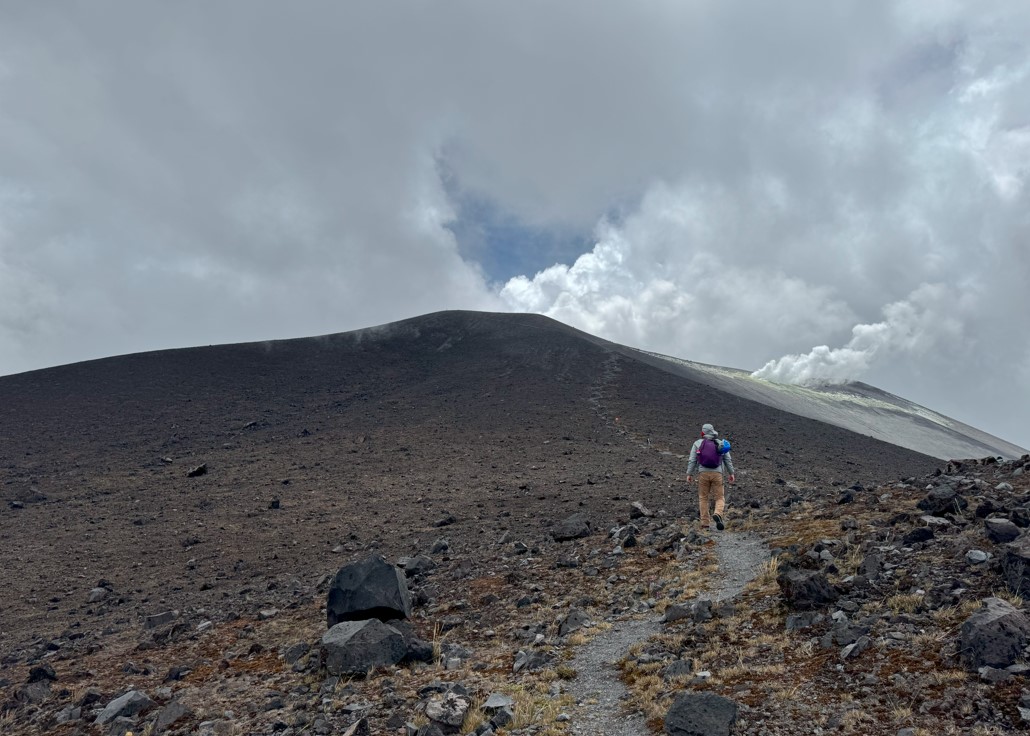 Cristian Santacoloma, experto del Observatorio Vulcanológico y Sismológico de Popayán de camino a la cima del volcán Puracé.