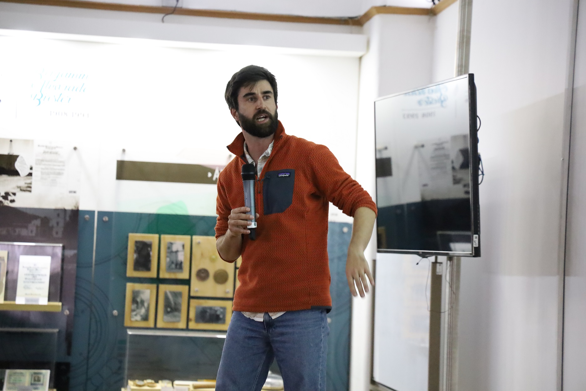 El vulcanólogo portugués realizó una charla en el SGC en la que habló de los métodos de análisis de gases que utiliza para obten