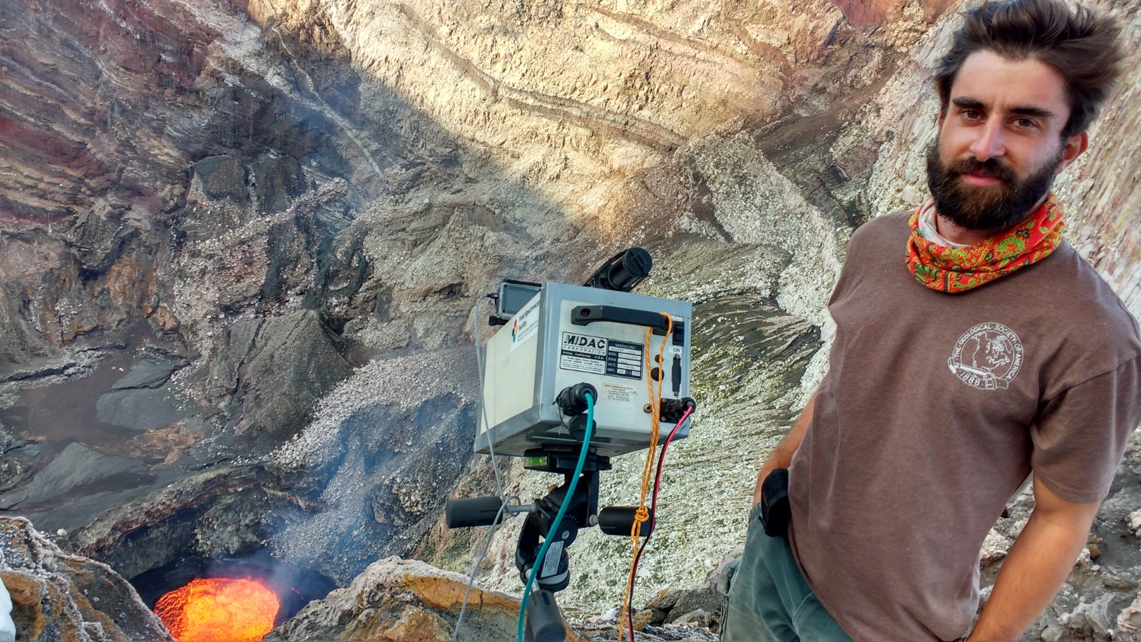 João Nogueira Lages quiso ser vulcanólogo desde que era niño. Ha estudiado volcanes en Italia, Colombia y otras partes del mundo