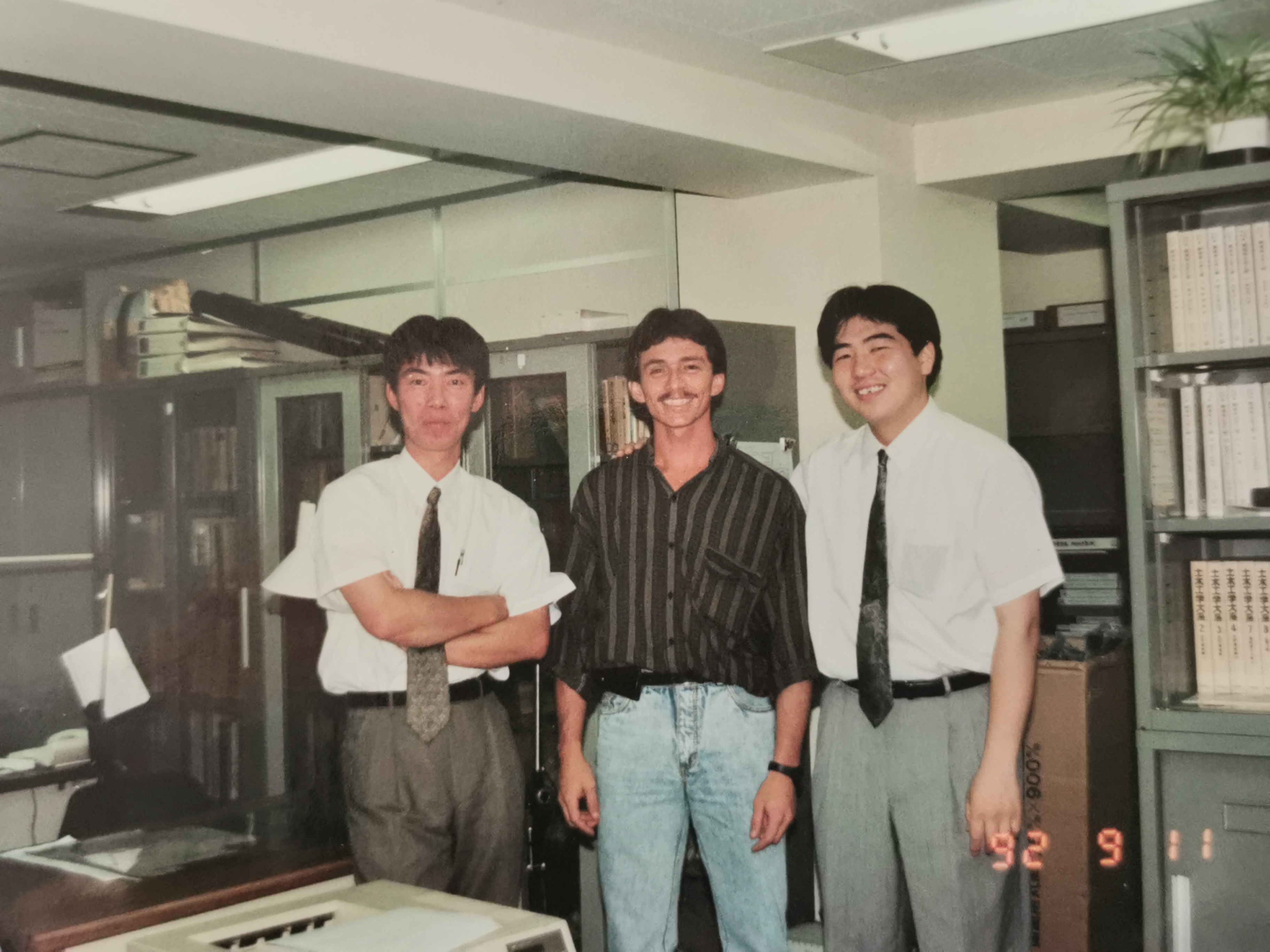 Bernardo Pulgarín, en compañ​ía de  ingenieros tutores, en las oficinas del SABO Technical Centre (Tokio, Japón, donde realizó p