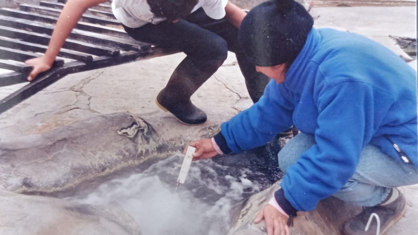 Midiendo la temperatura en el manantial termal de agua hirviendo en el Volcán Puracé (1993).