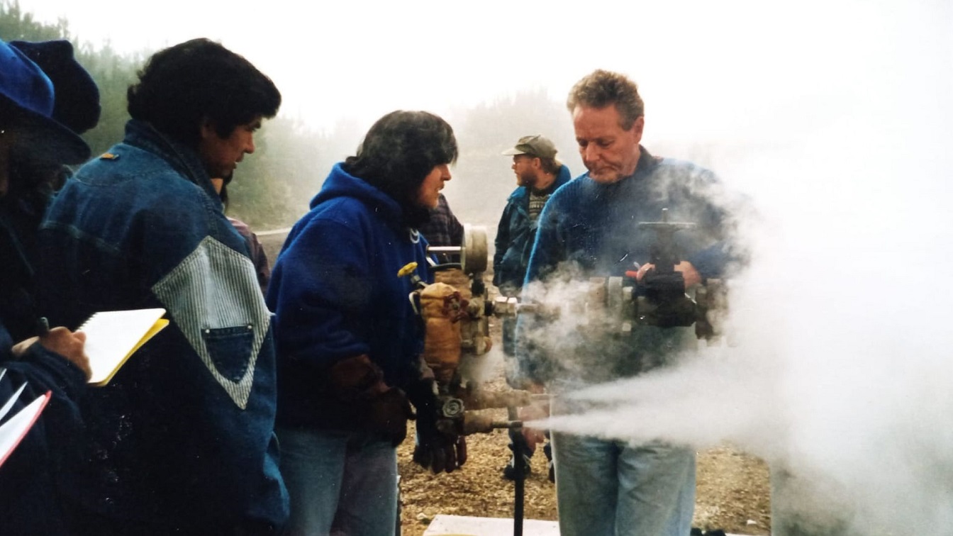 Preparando un muestreo de gases hidrotermales en una línea de vapor. Campo geotérmico de Wairakei, Nueva Zelanda (1997).