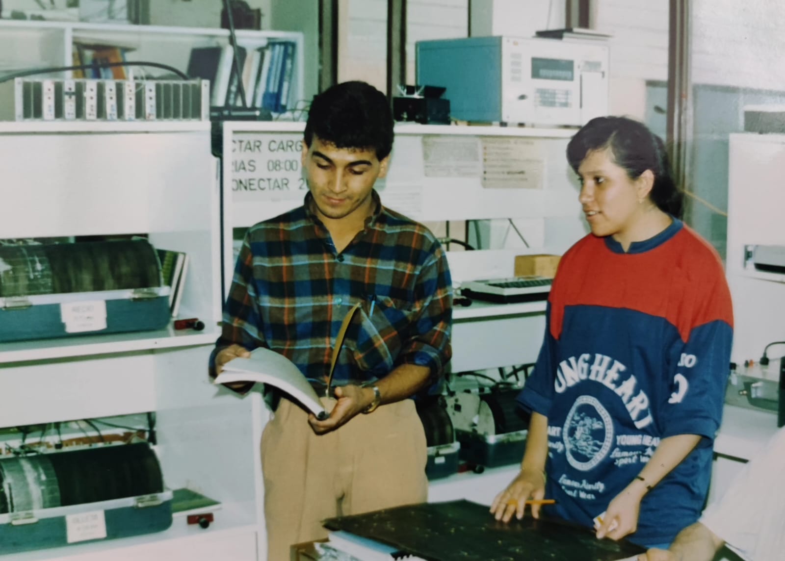 Diego Gómez y Betty Silva en los inicios de su carrera como vulcanólogos.